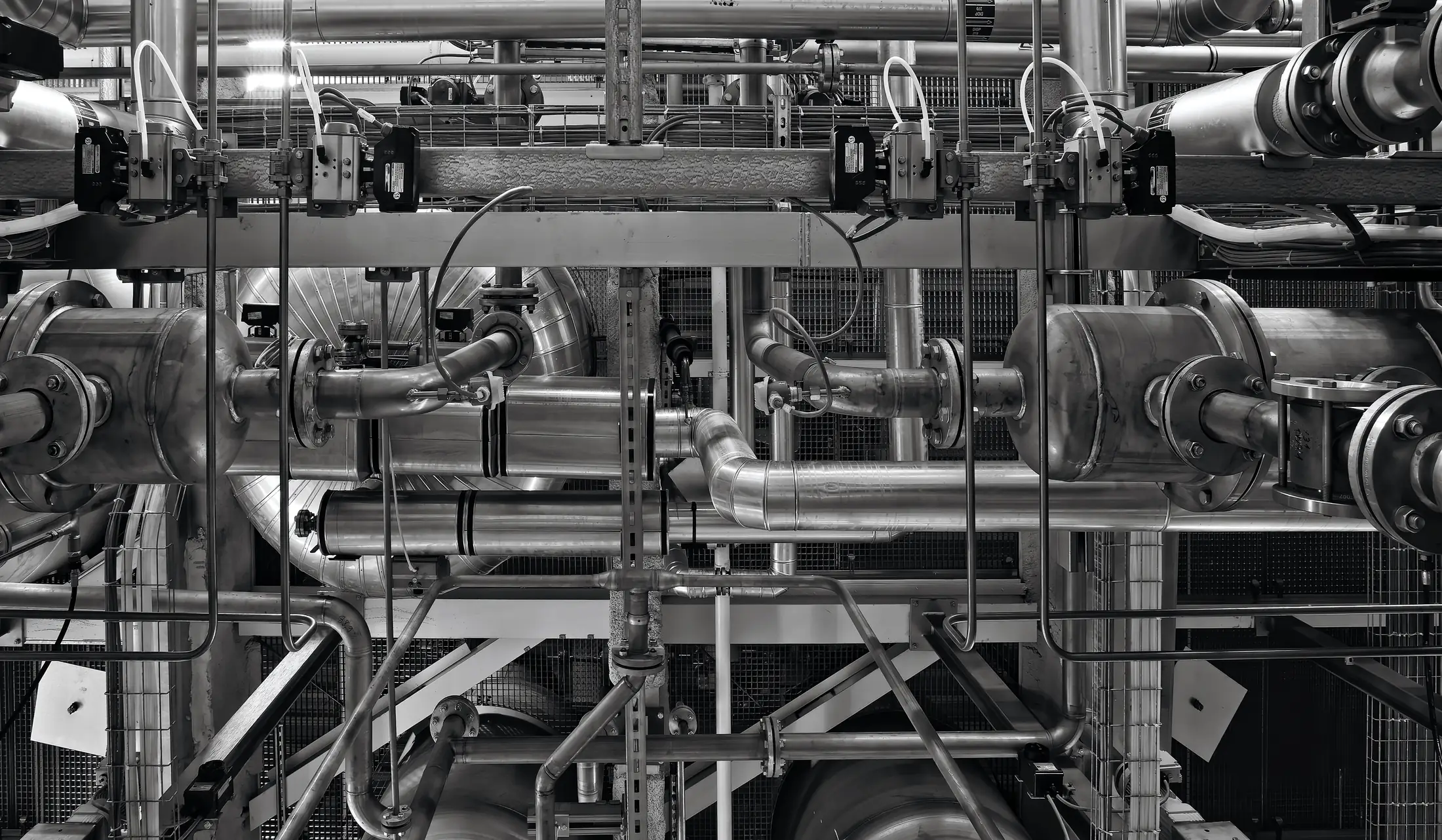 Cañerías y estructuras modulares de una planta industrial